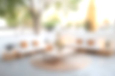 Bu davetkar açık hava salonu rahat bir oturma ve sıcak dekor sunuyor. Parlak ve sakin bir atmosferde rahatlamak ve sosyalleşmek için ideal..