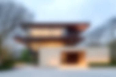 Bu resim, geniş pencereleri, şık tasarımı ve çevreleyen yeşillikleri olan çarpıcı bir modern konut binasını gösteriyor. Modern mimariyi sergilemek için mükemmel..