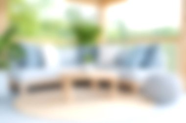 Konforlu bir açık hava oturma alanında modern mobilyalar ve yemyeşil bitkiler, doğada rahatlama ve sosyal toplantılar için sakin bir geri çekilme olanağı sağlıyor..