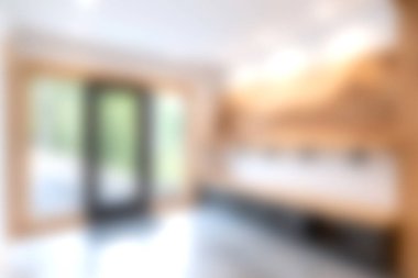 Parlak ve modern bir iç tasarım, minimalist mobilyalar ve davetkar bir atmosfer sergiliyor. Doğal ışık uzayın rahat atmosferini arttırır..