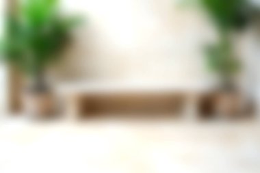 Bu resim, saksı bitkileriyle süslenmiş bulanık ahşap bir raf içeriyor, sakin minimalist iç dekorasyonu gösteriyor. Tasarım için mükemmel..