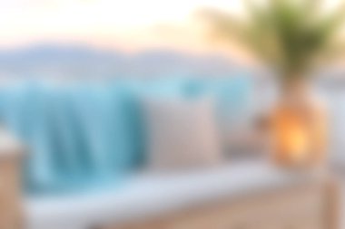 Yumuşak tekstil sergilenen sakin bir açık hava salonu ve sıcak ışıklandırma, rahatlamak için mükemmel. Yaz titreşimleri ve huzurlu akşamlar için ideal..