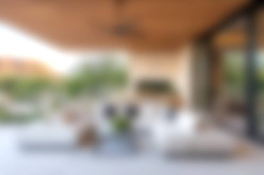 Modern mobilyaların ve yemyeşil yeşilliklerin bulunduğu sakin bir bahçe, rahatlamak için mükemmel. Parlak ve davetkar mekan doğanın güzel bir manzarasını sunar..