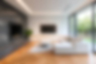 Konforlu beyaz bir kanepe ve geniş pencereli geniş doğal ışık sağlayan modern bir oturma odası. Zarif tasarım sert ahşap zeminler ve şık dekorlar içeriyor, sıcak ve davetkar bir atmosfer yaratıyor..