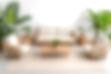 Doğal elementlerin ve kapalı alandaki bitkilerin bulunduğu rahat bir minimalist oturma odası. Yumuşak renkler, rahatlamak ve sosyalleşmek için mükemmel, parlak, davetkar bir alan yaratır..