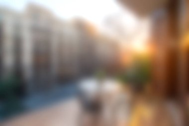 Günbatımında şehir balkonunun güzel bir sahnesinde modern mimari ve hafif ışıklandırma sergileniyor. Huzur ve rahatlık uyandırmak için mükemmel..