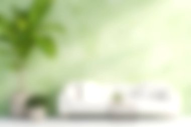 Beyaz mobilyaların ve yemyeşil bir bitkinin yer aldığı güzel düzenlenmiş bir ev. Huzur ve modern estetiği canlandırmak için mükemmel..