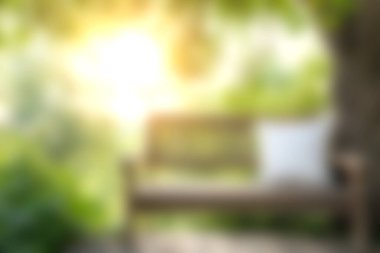 Rahat ahşap bir bank, yemyeşil yemyeşil ve benekli güneş ışığıyla dolu sakin bir bahçede oturur. Rahatlamak ve düşünmek için davet edici bir alan yaratır..