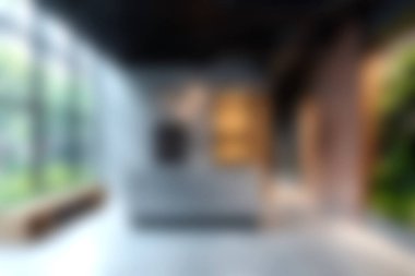 Doğal ışık, yeşillik ve çağdaş tasarım unsurlarının sergilendiği modern minimalist bir iç mekanın büyüleyici bir görüntüsü, sükunet ve stili çağrıştırıyor..