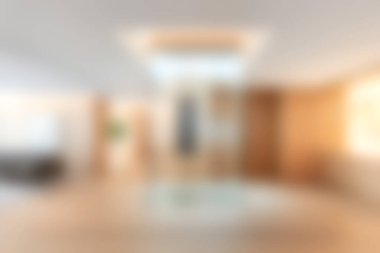 Parlak ve davetkar bir oturma odasında sıcak ahşap aksanlar, minimalist mobilyalar ve bol miktarda doğal ışık var. Rahat ve şık bir ortam yaratıyor. Rahatlamak için mükemmel..