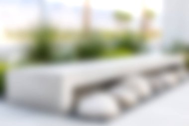 Zarif nötr mobilyalar, yumuşak yastıklar ve yemyeşil yemyeşil, güneşli bir alanda rahatlamak için mükemmel bir veranda. Modern yaşam için ideal..