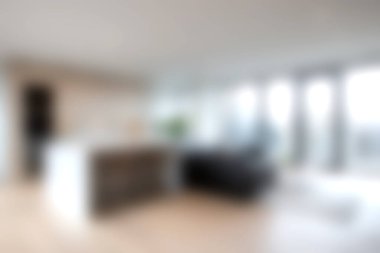 Doğal ışık ve şık dekorlarla dolu açık konsept mutfak ve oturma odası olan modern bir minimalist iç mekan keşfedin ve sakin bir atmosfer yaratın..