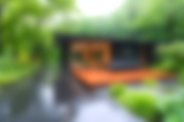 Bereketli yeşilliklerle çevrili modern mimari ile sakin bir geri çekilme huzurlu bir kaçış yaratıyor. Yumuşak odak, doğanın ortasında huzurlu bir rahatlama hissi uyandırıyor..