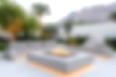 Modern bir açık hava salonu, verimli yeşillik ve rahat koltuklarla çevrili şık bir ateş çukuruna sahiptir. Rahatlama ve toplanma için mükemmel..