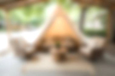 Bu resimde rahat mobilyalar ve sıcak ışıklandırmayla rahat bir açık hava yaşam alanı sergileniyor. Doğal ortamda rahatlama ve sosyal toplanma için idealdir..