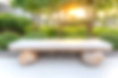 Yeşillik ve ılık güneş ışığıyla dolu bir bahçede ahşap bir masanın olduğu güzel bir açık hava sahnesi, toplanma ve sessiz anlar için mükemmel..