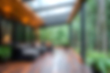 Bu görüntü, doğal ışık ve yeşillikle dolu, rahatlamak için mükemmel bir kapalı alan yakalıyor. Davet edilen alan rahat bir oturma ve sakin bir atmosfer içeriyor..