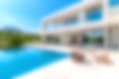 Modern lüks bir villanın sükunetini deneyin kristal berraklığında bir yüzme havuzu ve parlak mavi gökyüzü, rahatlama ve rahatlama için mükemmel.