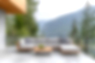 Bu resim, bir balkonda serin bir dağ manzarası sunan, rahat ve boş zaman aktiviteleri için mükemmel bir açık hava mobilyası içeriyor..