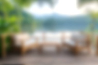 Bu sakin açık hava oturma alanı güneş doğarken sakin bir göl manzarası ile rahatlamak ve doğanın tadını çıkarmak için mükemmel bir yer sunuyor..