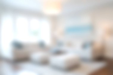 Bu güzel oturma odasında, yumuşak renk paleti, davetkar ışık ve konforlu mobilyalar ile modern bir dekor var. Rahat ve rahat bir atmosfer yaratıyor. Rahatlamak için mükemmel..