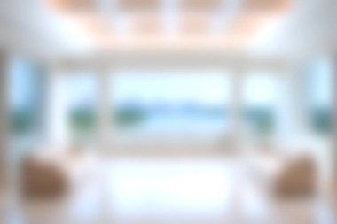 Doğal ışığı davet eden geniş pencereli huzurlu ve modern bir oturma odası. Minimalist tasarım rahatlamak için mükemmel bir ortam yaratır..