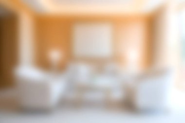 Bu resim, yumuşak ışıklandırmalı ve şık mobilyalı rahat bir oturma odasını sergiliyor. Rahatlamak ve rahatlamak için sıcak ve davetkar bir atmosfer yaratıyor..