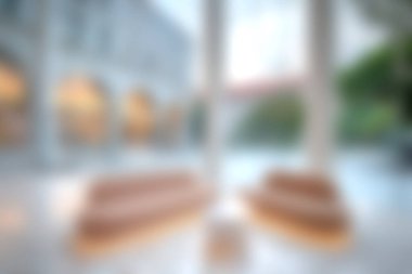 Bu fotoğraf şık mobilyaları ve geniş pencereleri olan zarif ve modern bir iç mekan sergiliyor, sakin ve davetkar bir atmosfer yaratıyor. Tasarım için mükemmel..