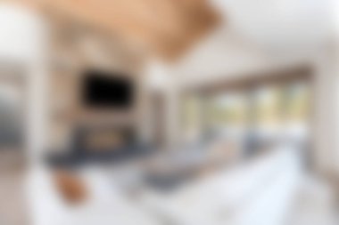 Parlak ve havadar yaşam alanı modern dekor ve davetkar atmosfer sunuyor, rahatlama ve aile toplantıları için mükemmel. Büyük pencereler ve zarif tasarım unsurları.