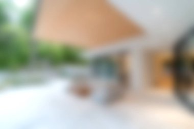 Doğal ışık ve minimalist tasarımı kusursuz bir şekilde birleştiren modern bir açık hava yaşam alanının zarafetini deneyimleyin, rahatlama ve tarz için mükemmeldir..