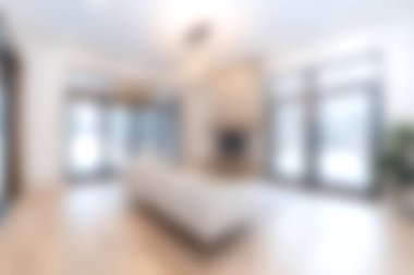 Geniş pencereleri, minimalist mobilyaları ve dinlenmek ve toplanmak için mükemmel sıcak bir atmosferi olan güzel ve davetkar bir oturma odası..