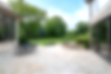 Bereketli yeşillik ve parlak gün ışığıyla çevrili dinlendirici bir avlu atmosferi olan sakin bir açık alan, rahatlık ve sükunet için mükemmel..