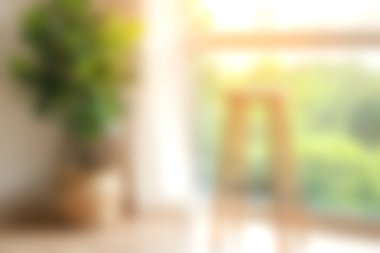 Pencerenin yanında yeşil bir bitkinin bulunduğu, doğal ışıkla yıkanmış, parlak ve davetkar bir kapalı alan. Bu dingin ortam rahatlama ve ahengi vurguluyor, ev dekorasyonu için mükemmel..