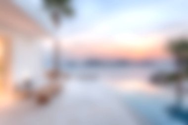 Lüks havuz başında huzurlu bir gün batımı yaşayın. Huzurlu manzaralı ve rahatlatıcı bir ortam. Tatil ve keyif için mükemmel bir ortam..