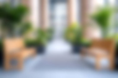 Ahşap bankların ve yemyeşil bitkilerin bulunduğu sakin ve davetkar bir ortam yaratarak rahatlama ve rahatlama için mükemmel bir ortam yaratıyor..