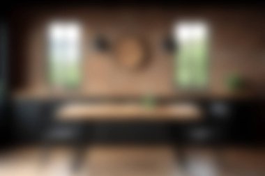 Ahşap masa ve siyah sandalyelerin bulunduğu, doğal ışık ve yeşillikle güçlendirilmiş rahat ve davetkar bir atmosfer yaratan modern bir minimalist yemek alanını keşfedin..