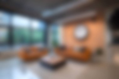 Parlak ve havadar modern oturma odası rahat mobilyalar ve geniş pencerelerle mekanı doğal ışıkla doldurarak rahatlamak için davetkar bir ortam yaratıyor..