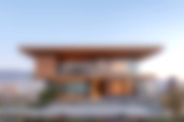 Geniş pencereli, modern ahşap bir evin güzelliğini kucakla. Alacakaranlıkta doğayla uyumlu bir karışım sunuyor. Çağdaş mimariyi göstermek için ideal.