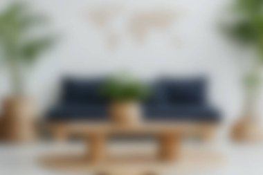 Minimalist bir kanepe, ahşap masa ve bereketli bitkilerin sergilendiği sakin bir oturma odası keşfedin. Bir dünya haritası modern dekorasyon elementlerini vurgular.