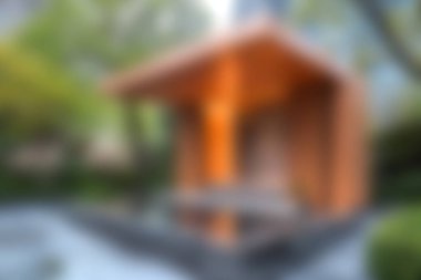 Yeşilliklerin arasına yerleştirilmiş güzel tasarlanmış modern bir ahşap kulübe kentsel bir ortamda huzurlu bir kaçış sunuyor. Açık havada rahatlamak için mükemmel..