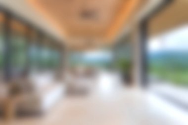 Modern dekorun, bol doğal ışığın ve nefes kesici doğa manzarasının olduğu şık bir oturma odası keşfedin. Rahatlamak ve rahatlamak için ideal..