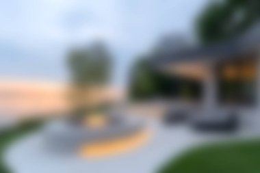 Modern bir ateş kuyusu ve rahat bir oturma yeri olan sakin bir açık alan keşfedin. Rahatlamak ve gün batımında doğanın tadını çıkarmak için mükemmel bir yer..