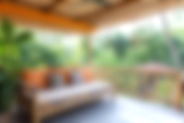 Rahat yastıklar ve ahşap mobilyalarla çevrili, rahatlamanız için sakin bir atmosfer yaratan büyüleyici bir açık hava alanı..