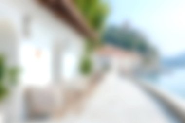 Beyazlatılmış binalar ve huzurlu deniz manzaralı sakin bir sahil yolu, rahatlama ve güzellik arayan gezginlere huzurlu bir kaçış sunuyor..