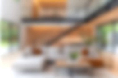 Modern mobilyaların ve bol doğal ışığın olduğu geniş bir oturma odası. Konfor, tarz ve hoş bir atmosfer için zarif bir dekor karışımının tadını çıkarın..