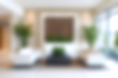 Zarif mobilyaların ve canlı yeşil bitkilerin bulunduğu modern bir oturma odası samimi ve davetkar bir atmosfer yaratıyor. Geniş pencereler geniş doğal ışık sağlıyor, uzayın estetik çekiciliğini ve sükunetini arttırıyor..