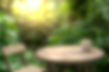 Bereketli yeşillik ve yumuşak sabah ışıklarıyla çevrili ahşap bir masa ve sandalyeyle huzurlu bir açık hava sahnesi. Davetiye alan rahatlamayı teşvik eder..