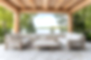 Rahat bir kanepe ve doğal çevreye sahip sakin bir açık alan, rahatlamak ve doğanın güzelliğinin tadını çıkarmak için mükemmel..