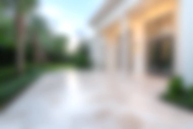 Serin yeşil peyzaj ile çevrili lüks mermer döşeme ile çarpıcı bir açık veranda, rahatlamak ve güneşli günlerin tadını çıkarmak için mükemmel.