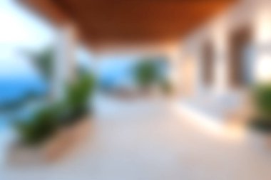 Şık bir teras, canlı yeşilliklerle çevrili güzel okyanus manzaraları, akşam boyunca rahatlamak ve sükunet için mükemmel..